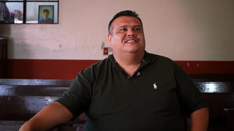 Entrevista documental en locación real, plano medio