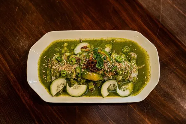 Fotografía gastronómica de ambiente: plato servido en mesa de restaurante