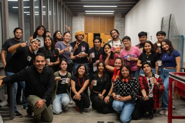 Foto de grupo de cierre de evento corporativo