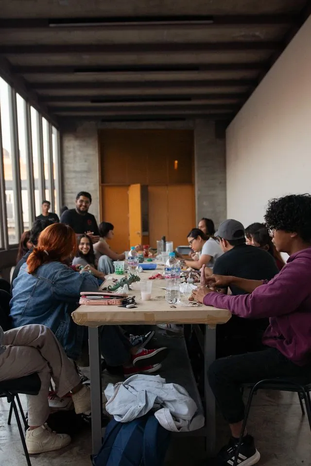 Taller y mesa de trabajo durante actividad corporativa