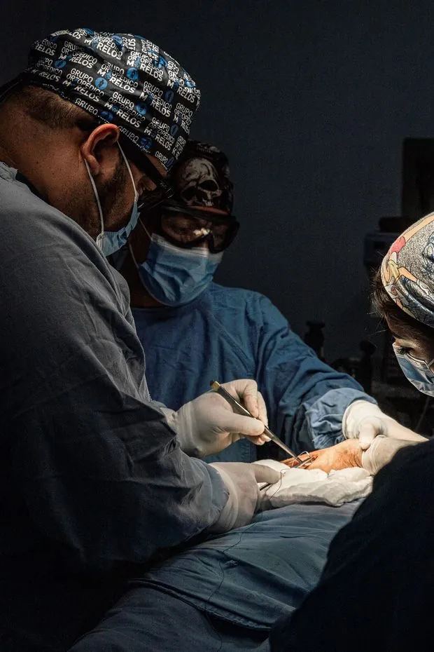 Fotografía médica: instrumental quirúrgico en uso durante procedimiento