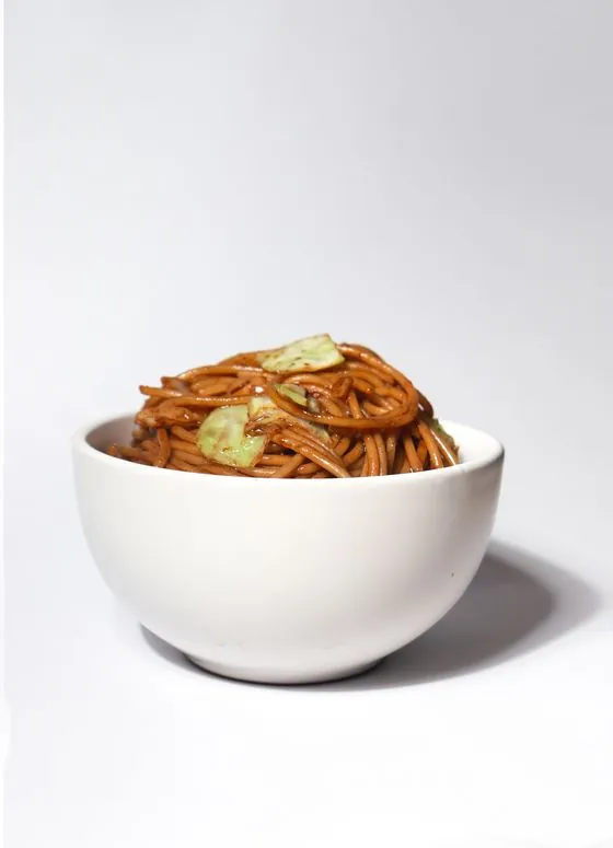 Packshot de chow mein sobre fondo blanco para catálogo de restaurante