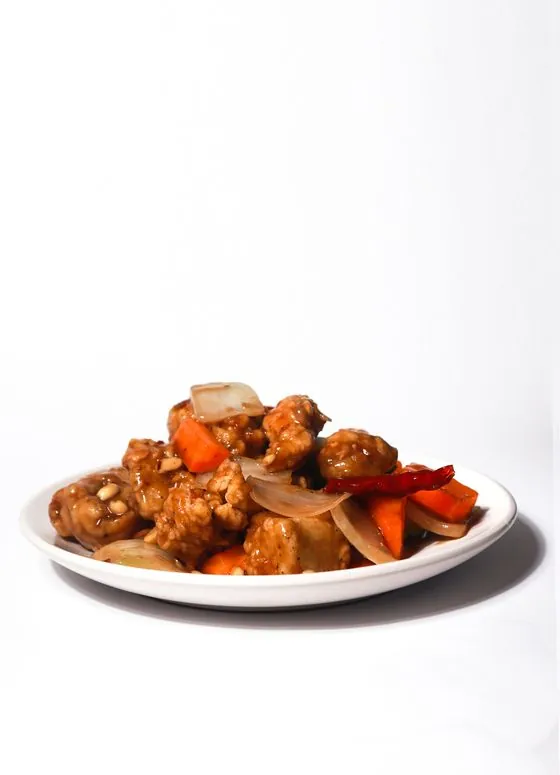 Packshot de pollo kung pao sobre fondo blanco