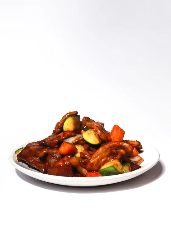 Packshot de mongolian pork sobre fondo blanco