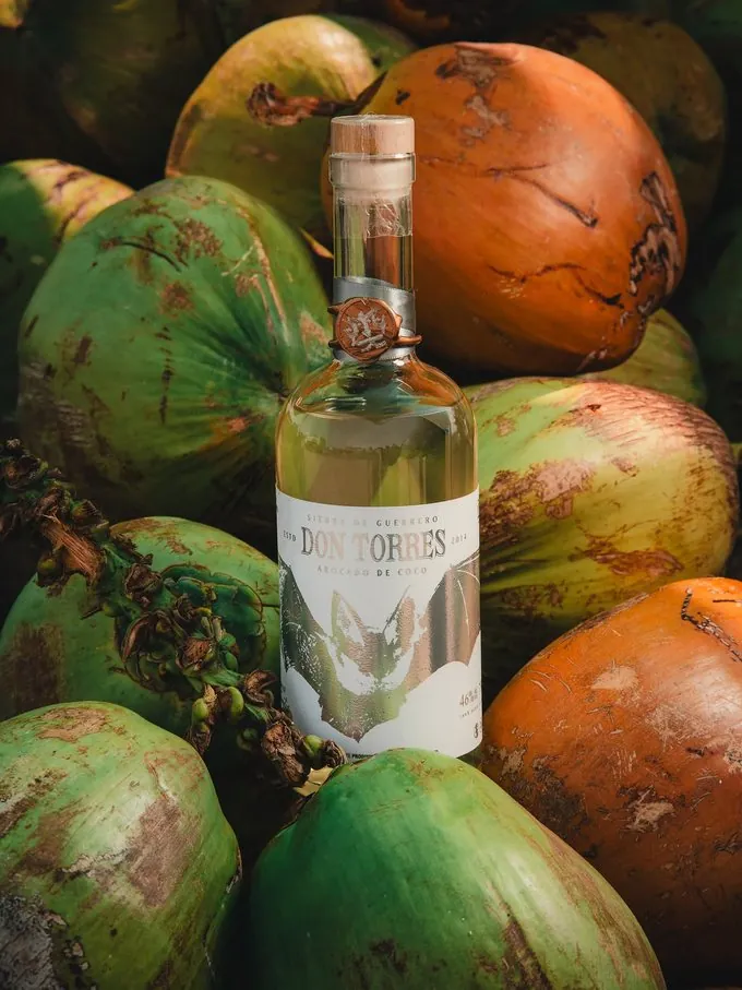 Bodegón de producto con utilería natural para campaña