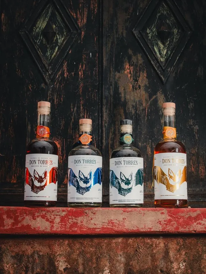 Fotografía de producto: botella de mezcal en ángulo frontal con fondo natural