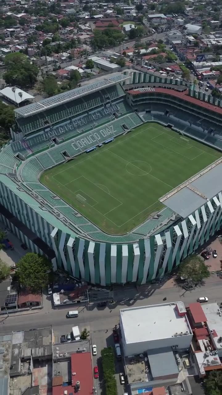 Toma aérea con dron para recap: estadio (vertical 9:16) — Sistema Creativo