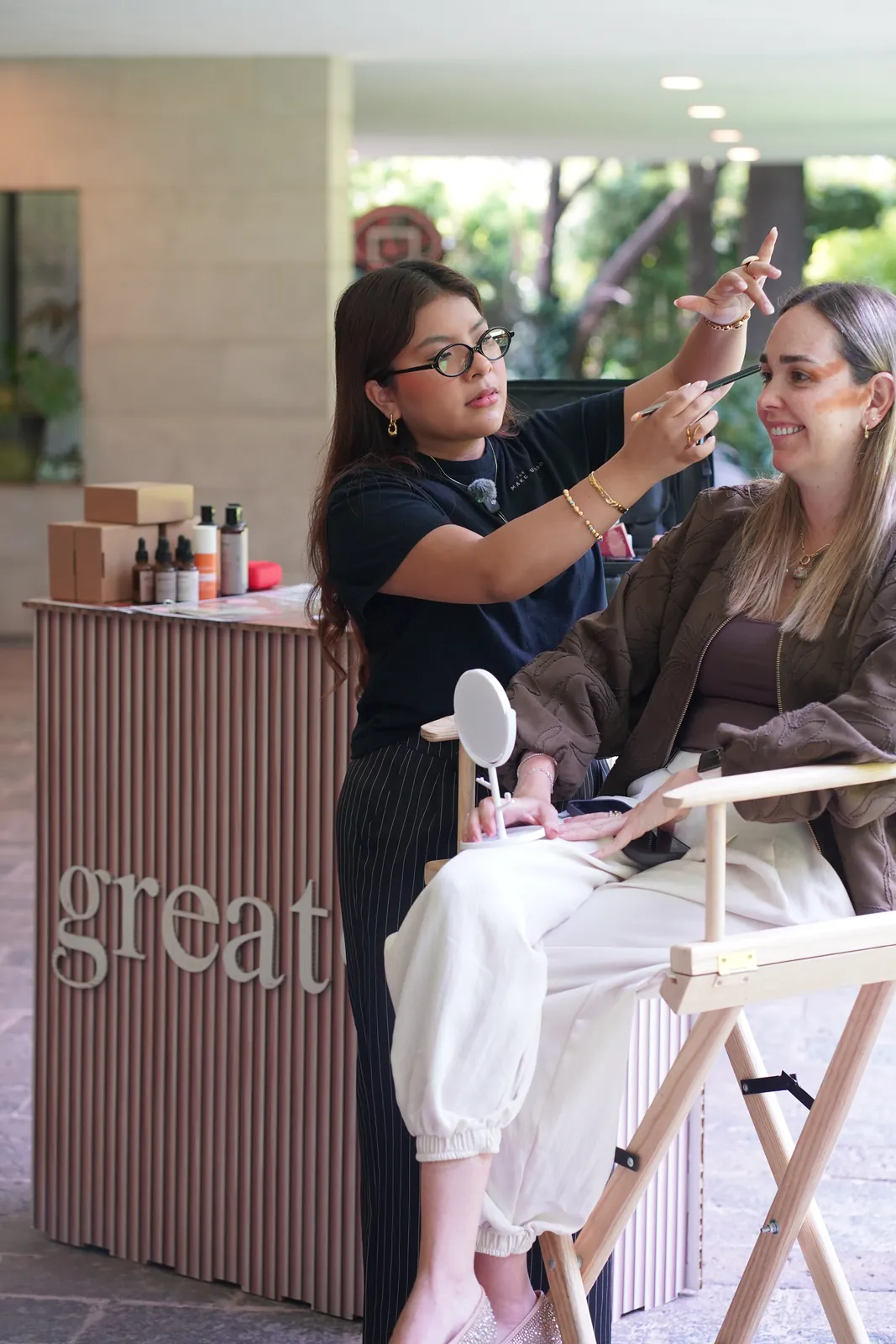Evento · Momentos espontáneos Cobertura de evento de marca en CDMX: asistentes en dinámica con arreglos florales — Sistema Creativo