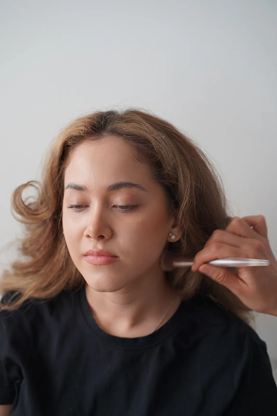 Fotografía beauty en estudio CDMX: modelo durante sesión de maquillaje profesional — Sistema Creativo