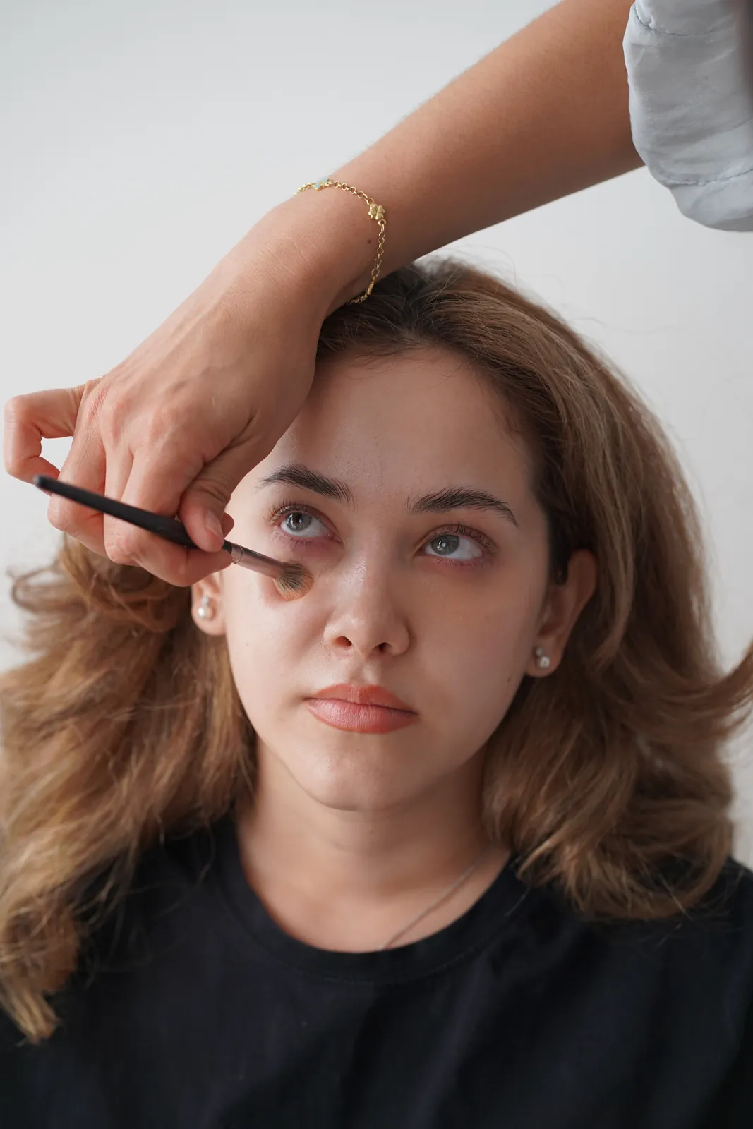 Retrato beauty en estudio: modelo con maquillaje de ojos en proceso — Sistema Creativo CDMX