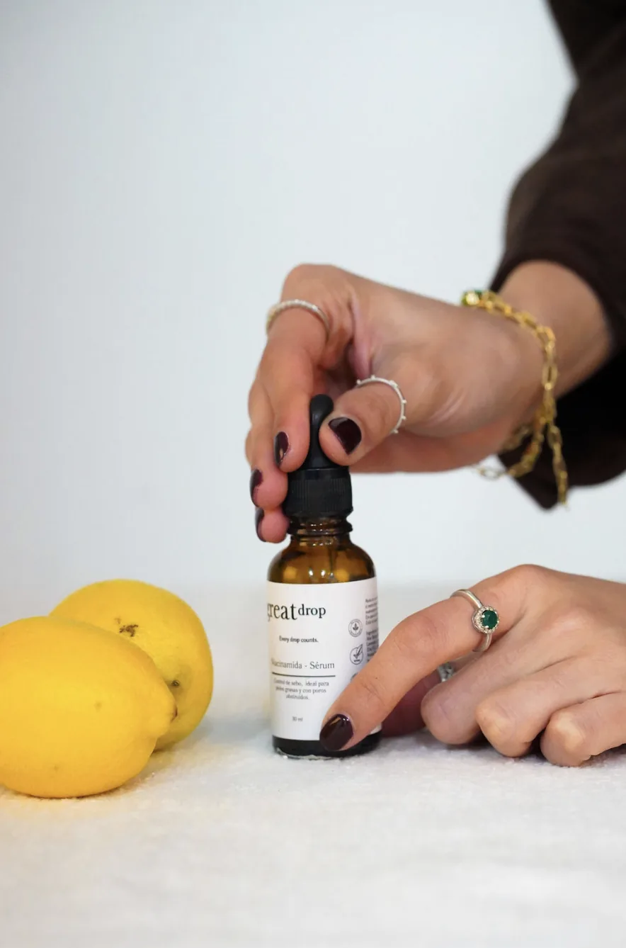 Lifestyle · Sérum de niacinamida con dirección de arte Fotografía de producto lifestyle de sérum de niacinamida skincare con dirección de arte y props — Sistema Creativo