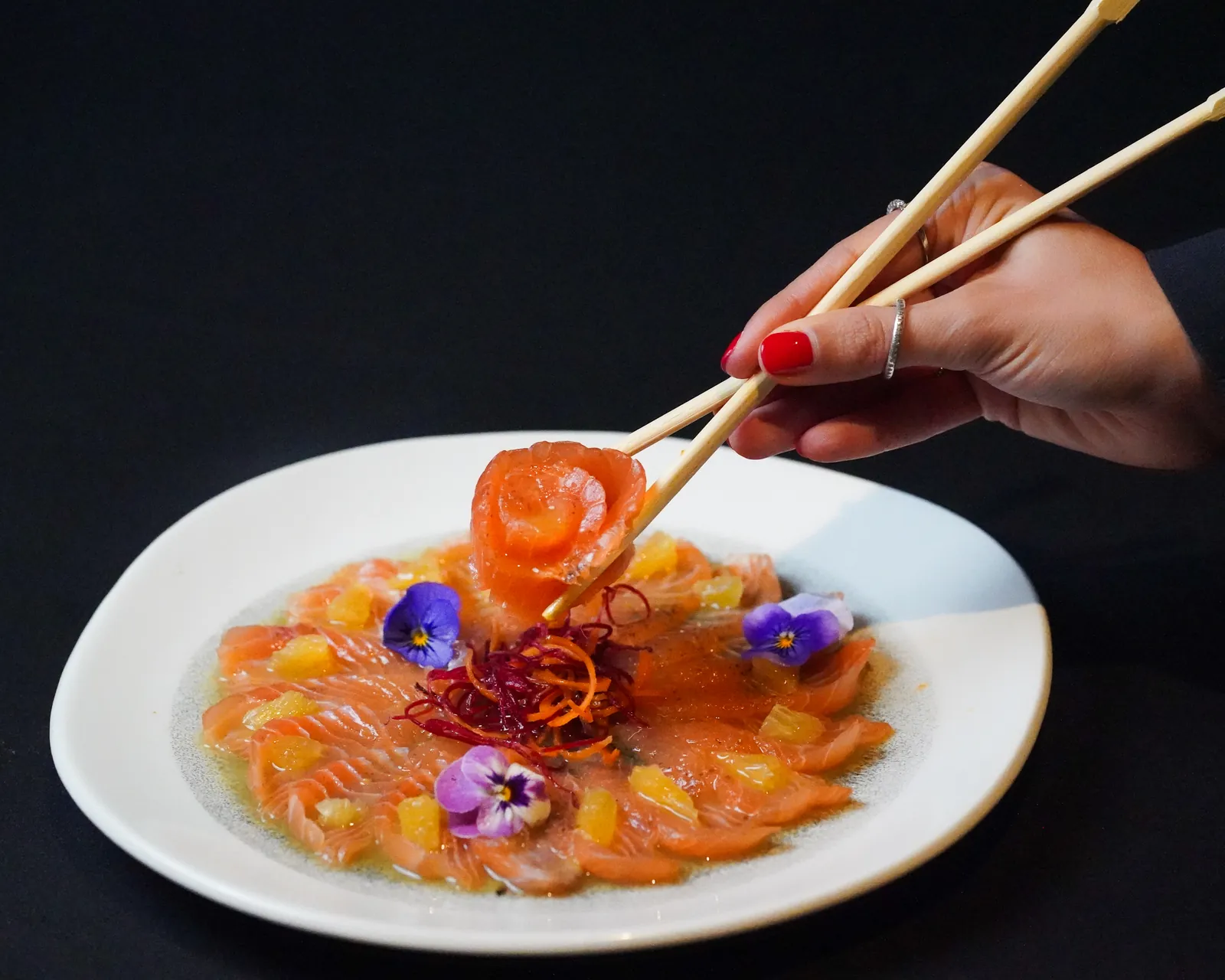 Editorial · Carpaccio de salmón Fotografía gastronómica editorial en CDMX: carpaccio de salmón con flores comestibles — Sistema Creativo