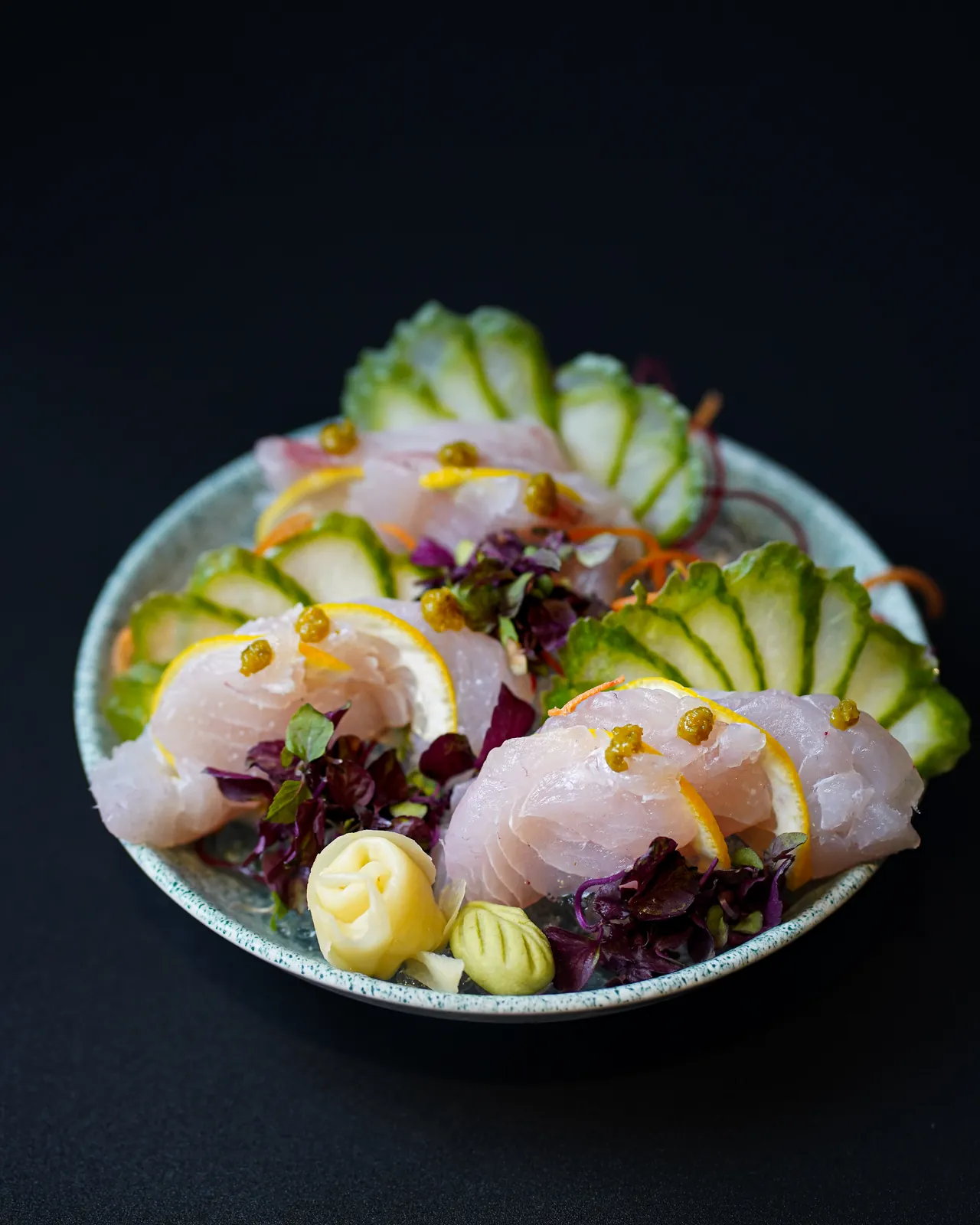Editorial · Crudo con emplatado fino Fotografía de alimentos editorial: crudo de pescado con guarnición de pepino en plato artesanal — Sistema Creativo CDMX