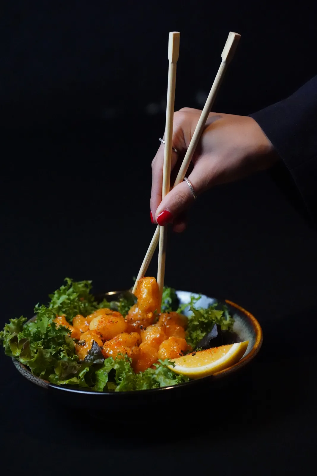 Editorial · Plato fuerte con dirección de arte Fotografía gastronómica para restaurante en CDMX: plato con camarones crujientes y palillos sobre fondo oscuro — Sistema Creativo