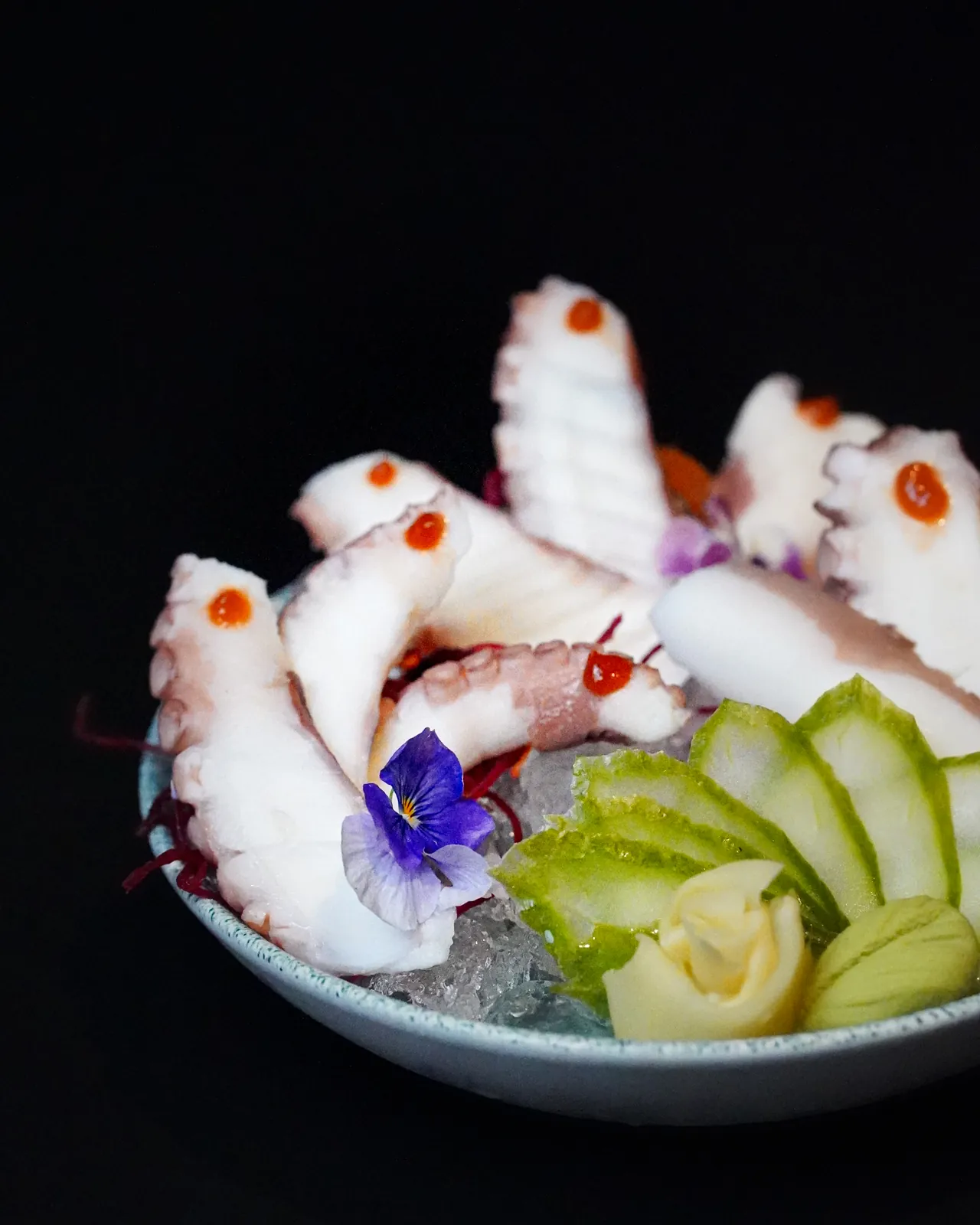 Plato de autor · Sashimi de pulpo Fotografía gastronómica en CDMX: sashimi de pulpo con flores comestibles, plato de autor — Sistema Creativo