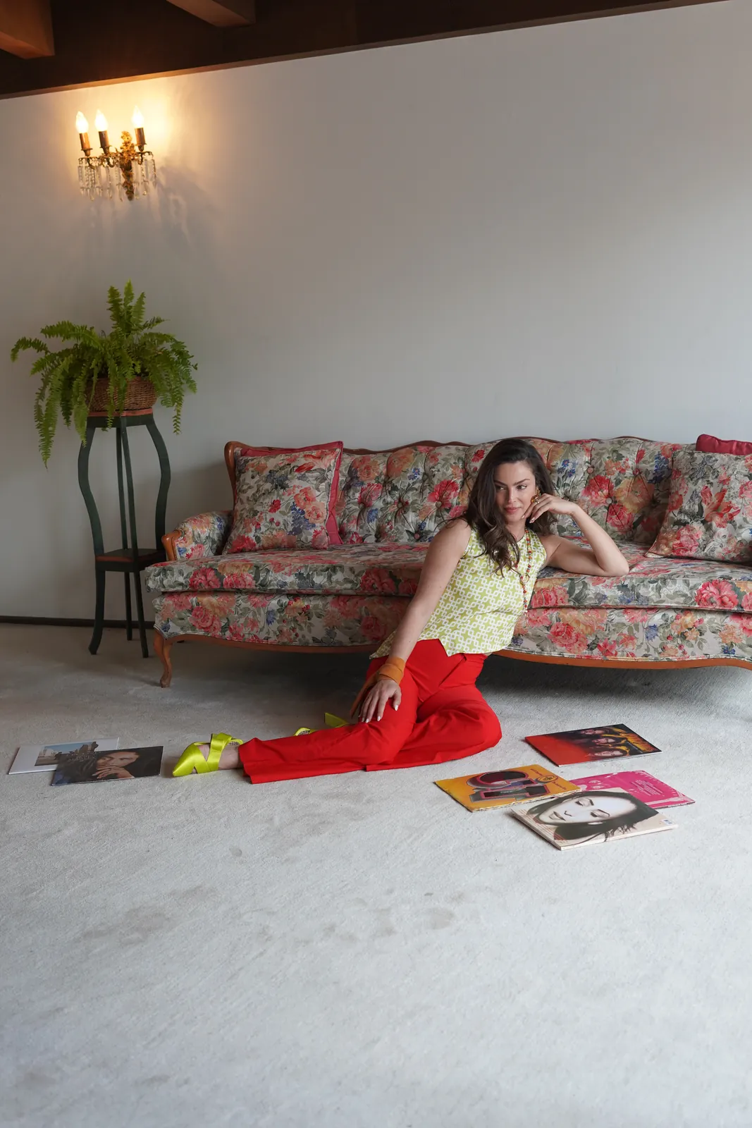 Editorial · Styling retro en locación Fotografía de moda editorial en CDMX: modelo con styling retro en interior con sofá floral — Sistema Creativo
