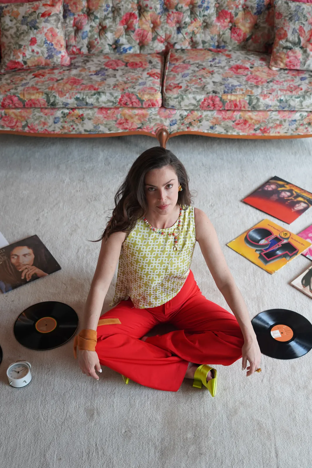 Editorial · Composición con vinilos Fotografía de moda en CDMX: modelo sentada entre vinilos, composición cenital — Sistema Creativo